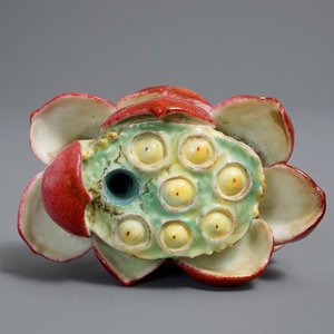 Un porte-encens en forme de fleur de lotus en porcelaine de Chine famille rose, 20ème — photo 6
