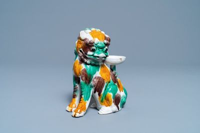 Un porte-encens en forme de lion bouddhiste en biscuit émaillé sancai, Kangxi