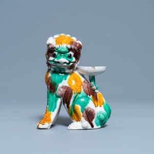 Un porte-encens en forme de lion bouddhiste en biscuit émaillé sancai, Kangxi — photo 2