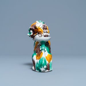 Un porte-encens en forme de lion bouddhiste en biscuit émaillé sancai, Kangxi — photo 3