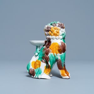 Un porte-encens en forme de lion bouddhiste en biscuit émaillé sancai, Kangxi — photo 4