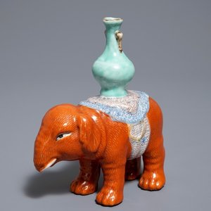 Un porte-encens en forme d'éléphant en porcelaine de Chine, 19ème — photo 1