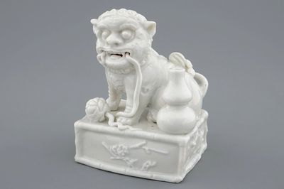Un porte-encens en porcelaine blanc de Chine en forme de lion bouddhiste, 18/19ème