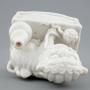 Un porte-encens en porcelaine blanc de Chine en forme de lion bouddhiste, 18/19ème — photo 6
