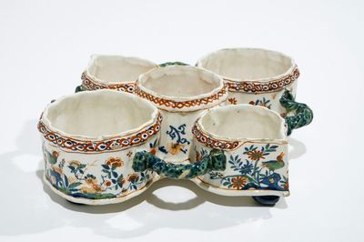 Un porte-huilier en faïence de Delft en palette cachemire, 17/18ème