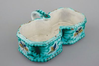 Un porte huilier et vinaigrier en faïence de Bruxelles au décor de papillons, 18ème siècle