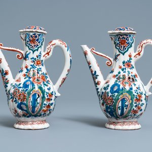 Un porte-huilier et vinaigrier en faïence de Delft en palette cachemire, 1er quart du 18ème — photo 10