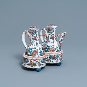 Un porte-huilier et vinaigrier en faïence de Delft en palette cachemire, 1er quart du 18ème — photo 1
