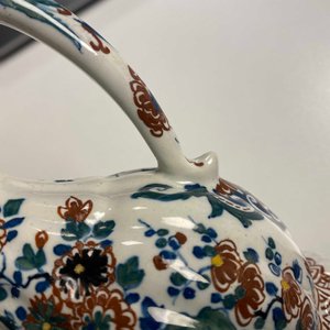 Un porte-huilier et vinaigrier en faïence de Delft en palette cachemire, 1er quart du 18ème — photo 15