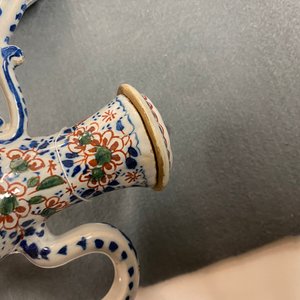Un porte-huilier et vinaigrier et une saupoudreuse en faïence de Delft en palette cachemire, 1er quart du 18ème — photo 15