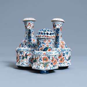 Un porte-huilier et vinaigrier et une saupoudreuse en faïence de Delft en palette cachemire, 1er quart du 18ème — photo 2