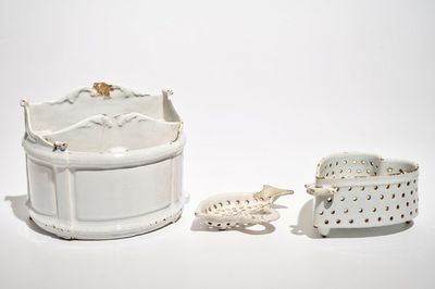 Un porte-lettres et deux égouttoirs en faïence blanche de Delft, 18ème