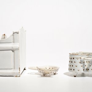 Un porte-lettres et deux égouttoirs en faïence blanche de Delft, 18ème — photo 5