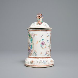 Un porte-montre en porcelaine de Chine famille rose à décor mandarin, Qianlong — photo 2