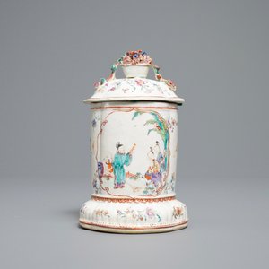 Un porte-montre en porcelaine de Chine famille rose à décor mandarin, Qianlong — photo 3