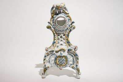 Un porte-montre Rococo en faïence polychrome de Bruxelles, 18ème