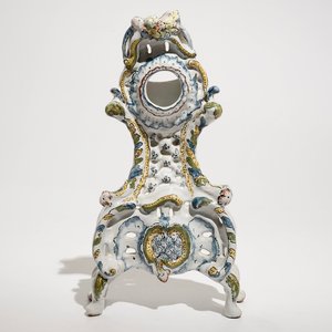 Un porte-montre Rococo en faïence polychrome de Bruxelles, 18ème — photo 1