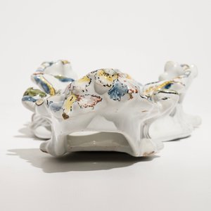 Un porte-montre Rococo en faïence polychrome de Bruxelles, 18ème — photo 5