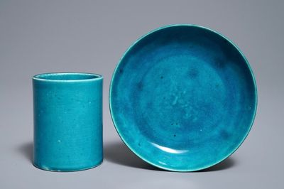 Un porte-pinceaux et une assiette en porcelaine de Chine turquoise monochrome, Kangxi