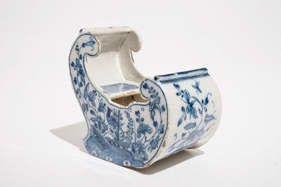 Un porte-pipe en forme de luge en faïence de Delft bleu et blanc, 18ème