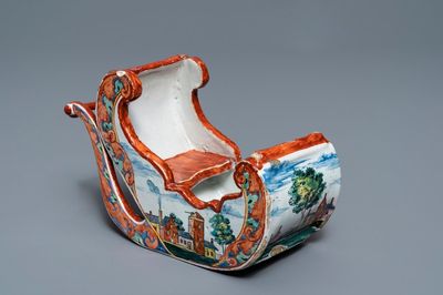 Un porte-pipe en forme de luge en faïence de Delft polychrome petit feu, 18ème