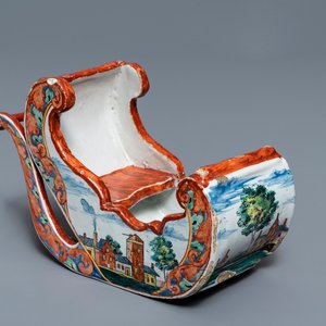 Un porte-pipe en forme de luge en faïence de Delft polychrome petit feu, 18ème — photo 1
