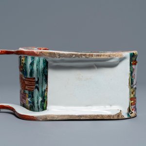 Un porte-pipe en forme de luge en faïence de Delft polychrome petit feu, 18ème — photo 6
