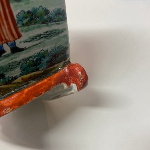 Un porte-pipe en forme de traîneau en faïence de Delft petit feu, 18ème — photo 9