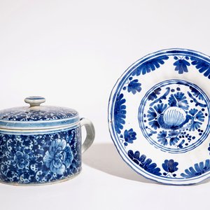 Un pot à beurre et son couvercle et une assiette polylobée en faïence de Delft, 18ème — photo 1
