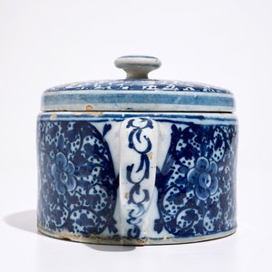 Un pot à beurre et son couvercle et une assiette polylobée en faïence de Delft, 18ème — photo 5