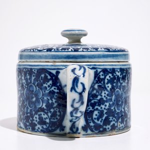 Un pot à beurre et son couvercle et une assiette polylobée en faïence de Delft, 18ème — photo 7