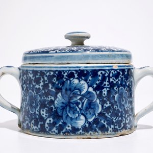 Un pot à beurre et son couvercle et une assiette polylobée en faïence de Delft, 18ème — photo 6
