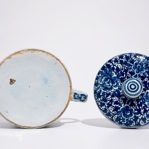 Un pot à beurre et son couvercle et une assiette polylobée en faïence de Delft, 18ème — photo 9