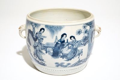 Un pot à deux anses en porcelaine de Chine bleu et blanc, Kangxi