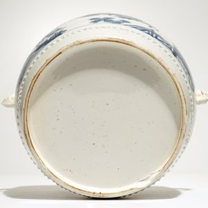 Un pot à deux anses en porcelaine de Chine bleu et blanc, Kangxi — photo 6