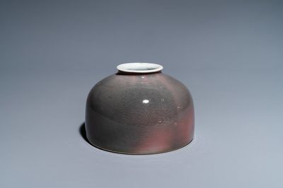 Un pot à eau en porcelaine de Chine à émail 'fleur de pêcher', marque de Kangxi, 19/20ème