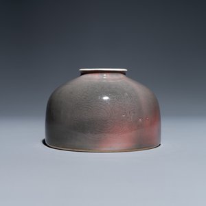 Un pot à eau en porcelaine de Chine à émail 'fleur de pêcher', marque de Kangxi, 19/20ème — photo 3