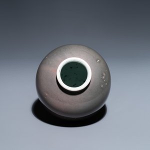 Un pot à eau en porcelaine de Chine à émail 'fleur de pêcher', marque de Kangxi, 19/20ème — photo 6