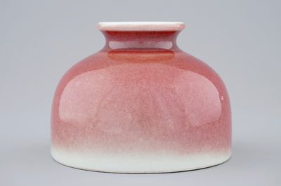 Un pot à eau en porcelaine de Chine langyao monochrome, 19/20ème