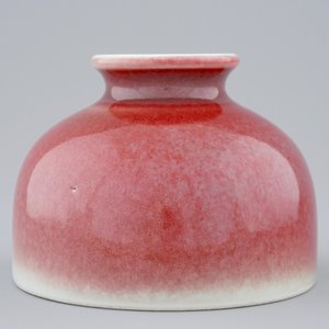 Un pot à eau en porcelaine de Chine langyao monochrome, 19/20ème — photo 4