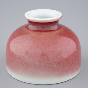 Un pot à eau en porcelaine de Chine langyao monochrome, 19/20ème — photo 7