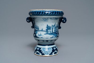 Un pot à fleurs de type 'campana' en faïence de Delft bleu et blanc, 18ème