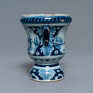 Un pot à fleurs de type 'campana' en faïence de Delft bleu et blanc, 18ème — photo 4