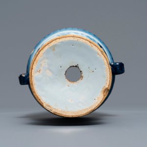 Un pot à fleurs de type 'campana' en faïence de Delft bleu et blanc, 18ème — photo 6