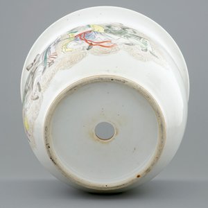 Un pot à fleurs en porcelaine de Chine famille rose à décor d'immortels, 19ème — photo 6
