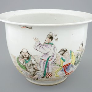 Un pot à fleurs en porcelaine de Chine famille rose à décor d'immortels, 19ème — photo 7