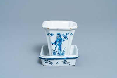 Un pot à fleurs sur son support en faïence de Delft en bleu et blanc, 18ème