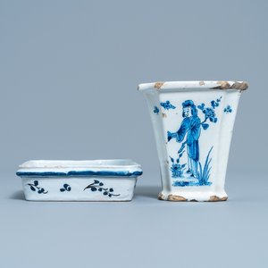 Un pot à fleurs sur son support en faïence de Delft en bleu et blanc, 18ème — photo 5