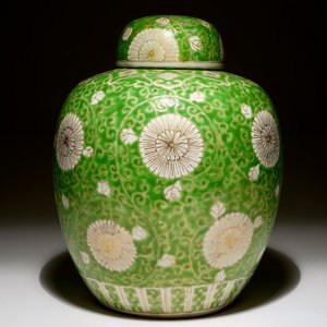 Un pot à gingembre couvert en porcelaine de Chine en citron vert et doré, 19/20ème — photo 2
