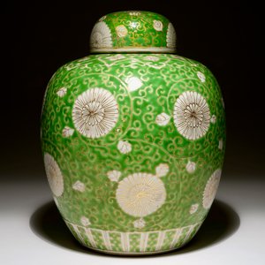 Un pot à gingembre couvert en porcelaine de Chine en citron vert et doré, 19/20ème — photo 3